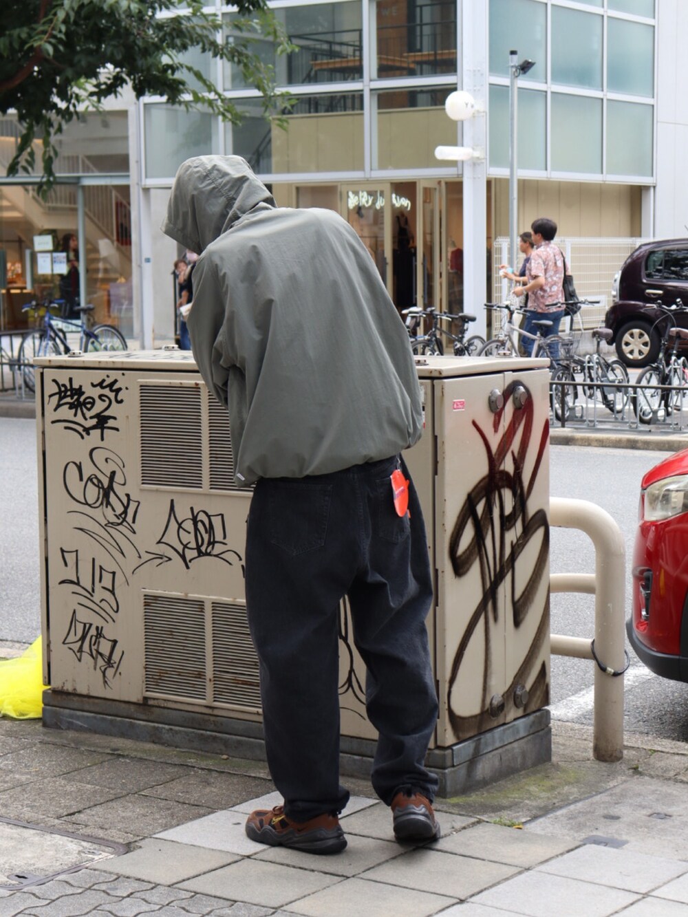 グレー系のパーカー、ブラック系のデニムパンツ、グレー系のニットキャップ/ビーニーを着用したメンズの秋コーディネートの2枚目の写真