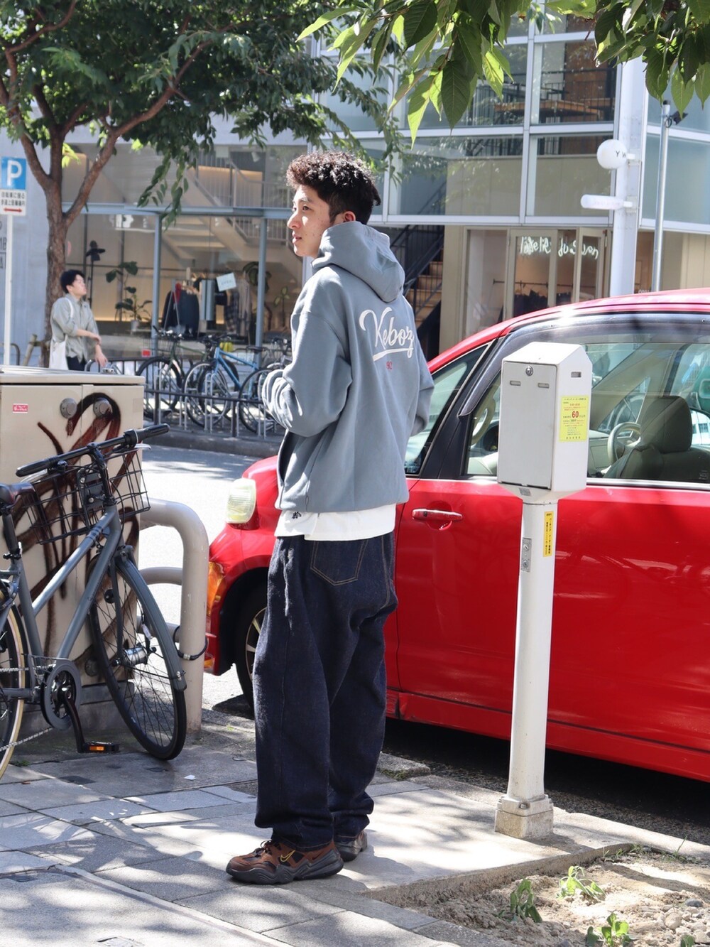 グレー系のパーカー、ホワイト系のTシャツ/カットソーを着用したメンズの秋コーディネートの2枚目の写真