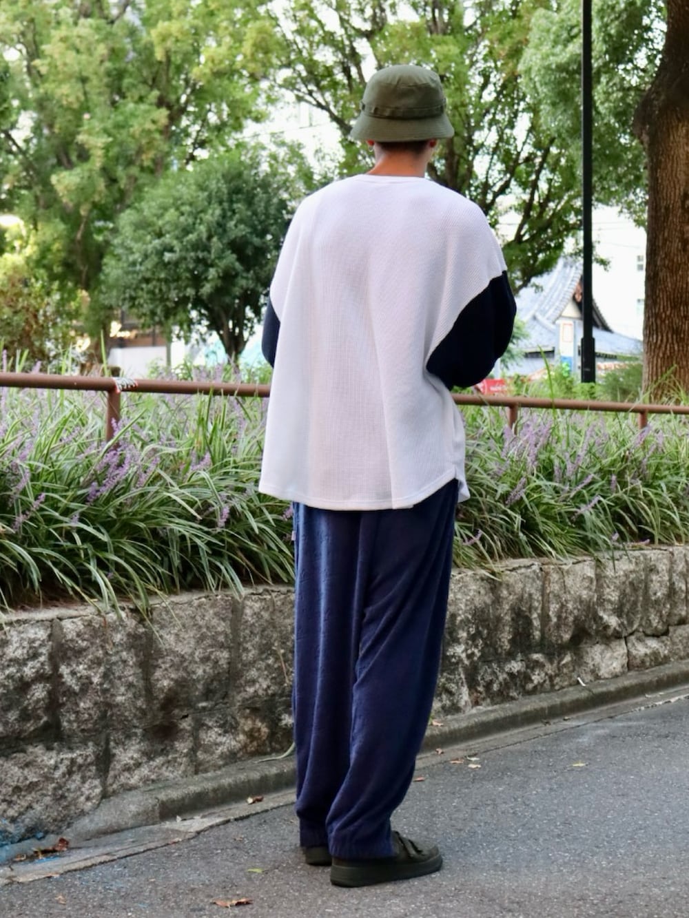 ホワイト系のTシャツ/カットソー、ブルー系のその他パンツを着用したメンズの秋コーディネートの3枚目の写真