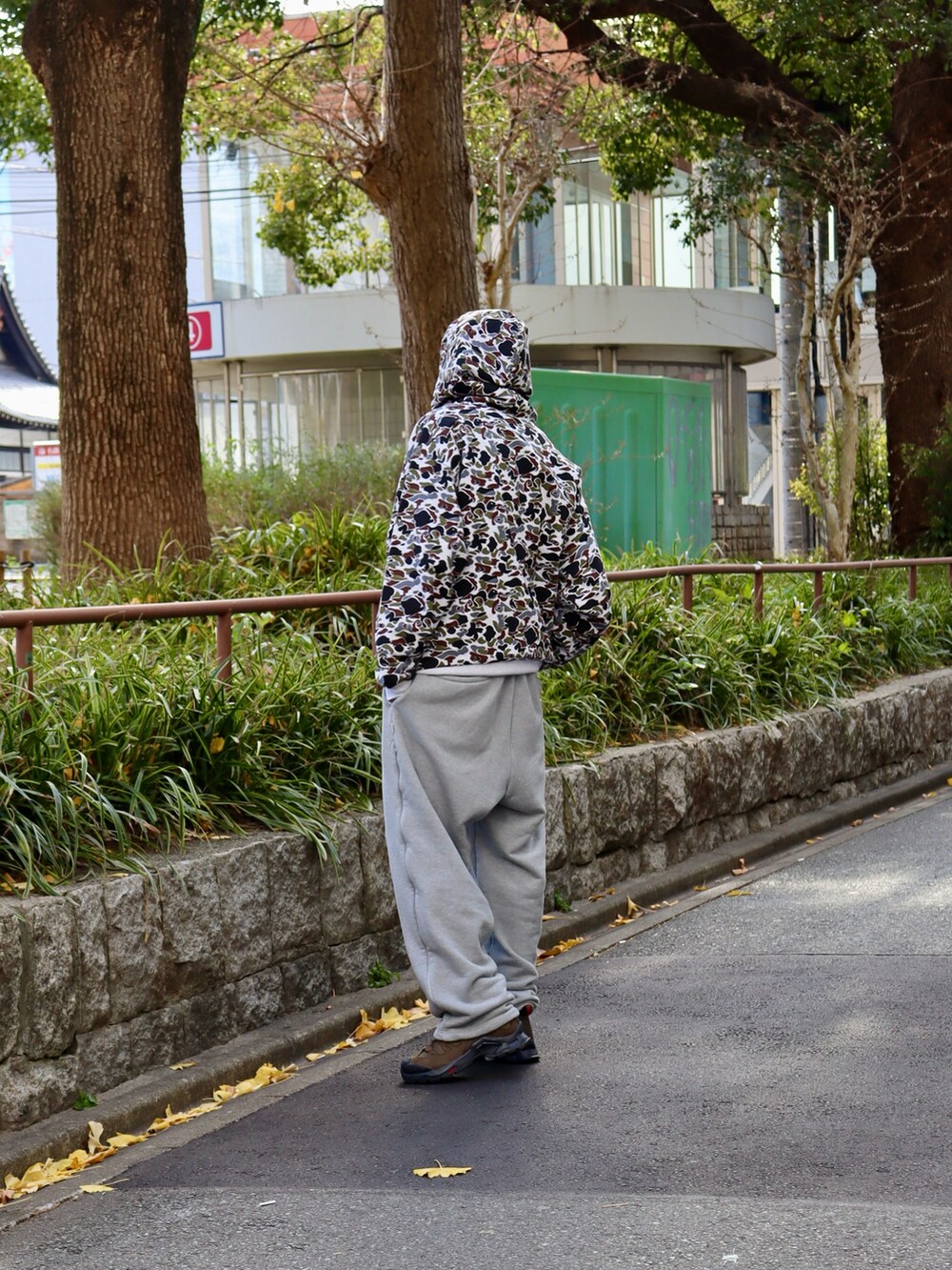 その他のパーカーを着用したメンズの冬コーディネートの3枚目の写真