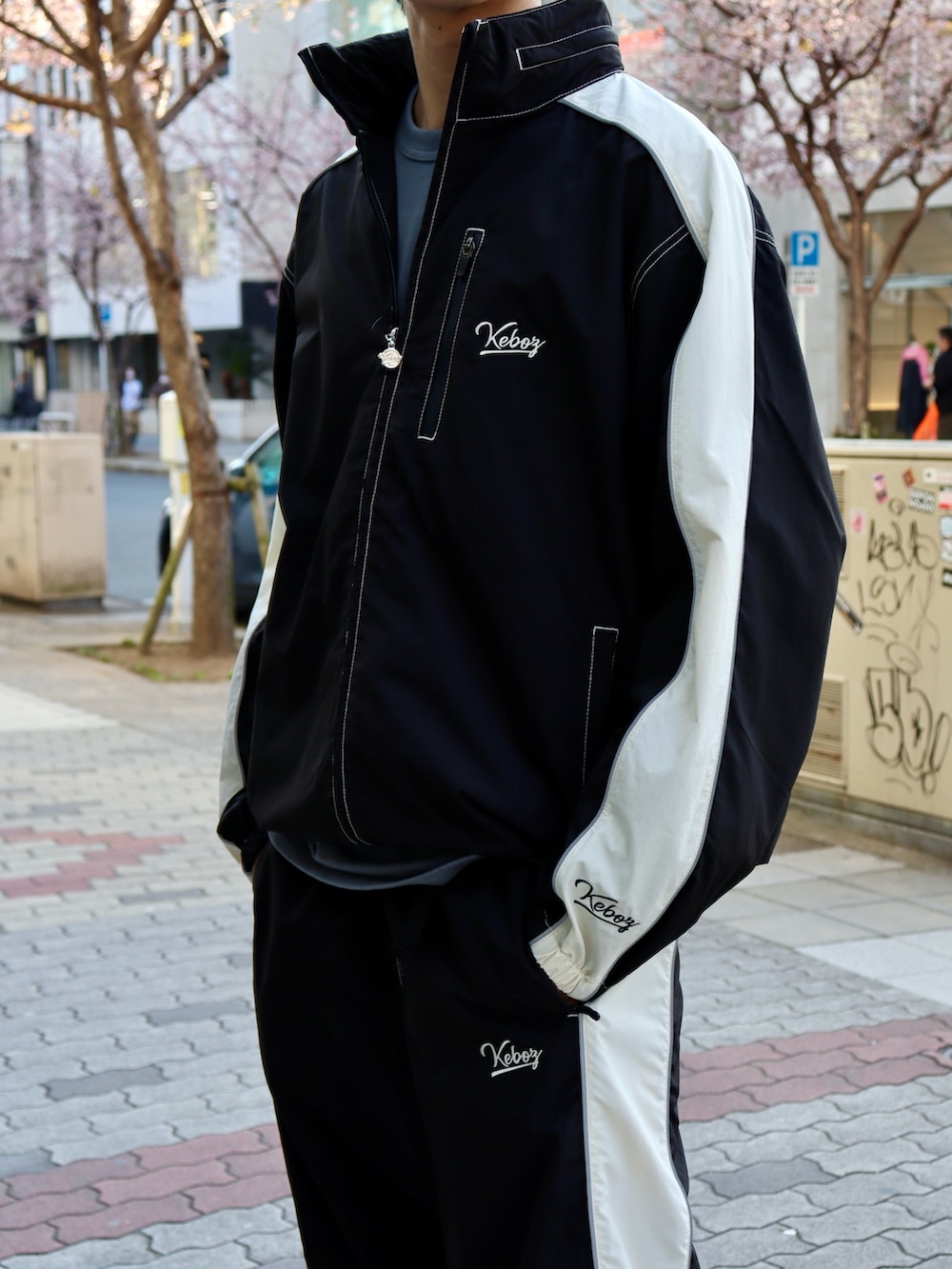 「ジャケット、スポーツミックス、春コーデ、大人コーデ、春服コーデ、メンズコーデ、シンプルスタイル、レイヤードスタイル、セットアップスタイル」｜「KEBOZのSUPPLEX MESH CAP（キャップ、グレー系）」を使った、kouketsutomoyaさん（メンズ・180cm）の春コーディネートの3枚目の写真