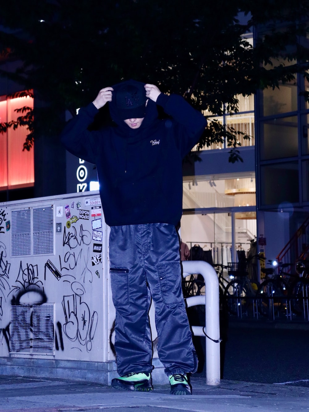 ブラック系のパーカーを着用したメンズの秋コーディネートの2枚目の写真