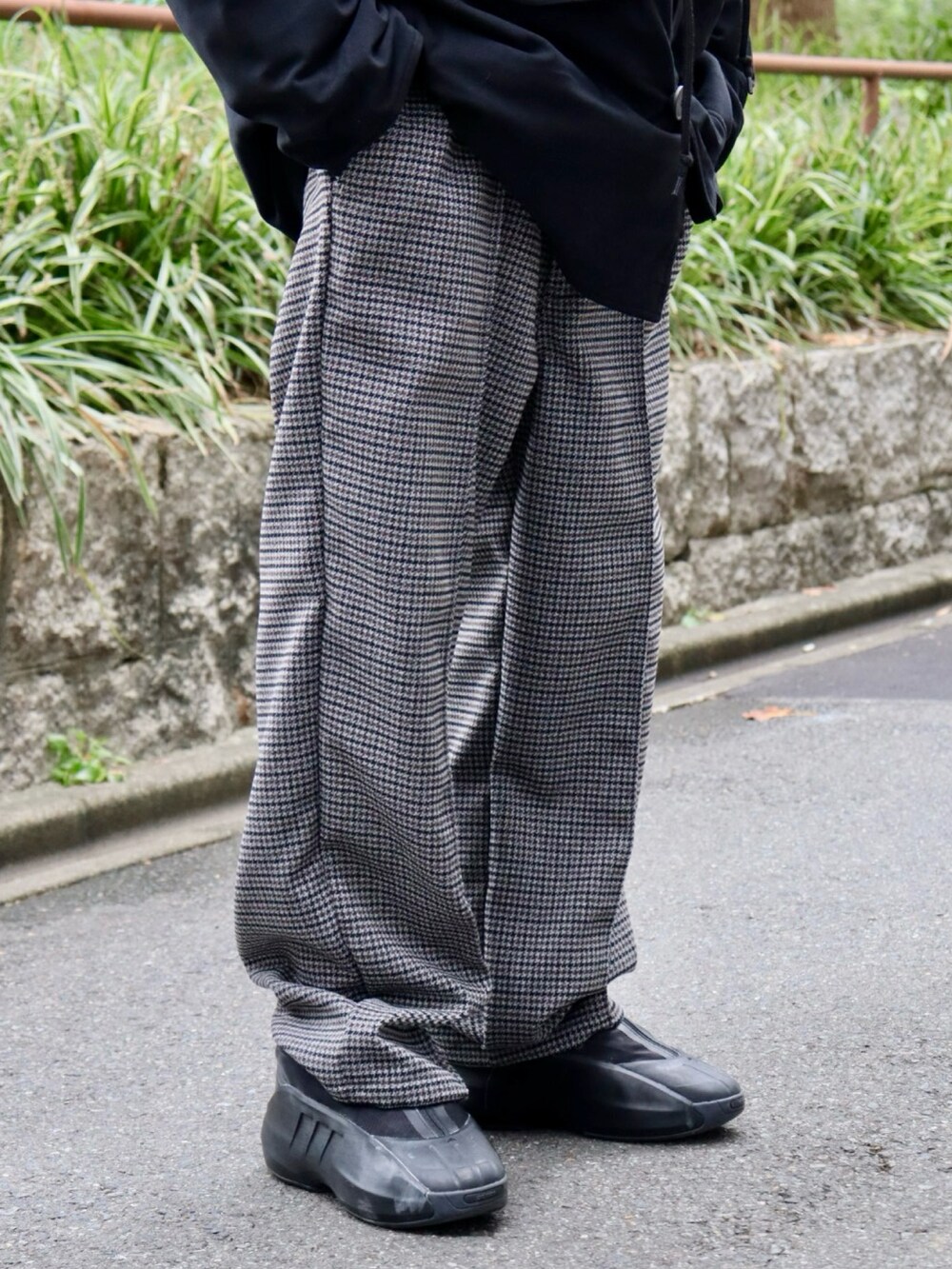 ブラック系のミリタリージャケット、グレー系のその他パンツ、ブラック系のハットを着用したメンズの秋コーディネートの5枚目の写真