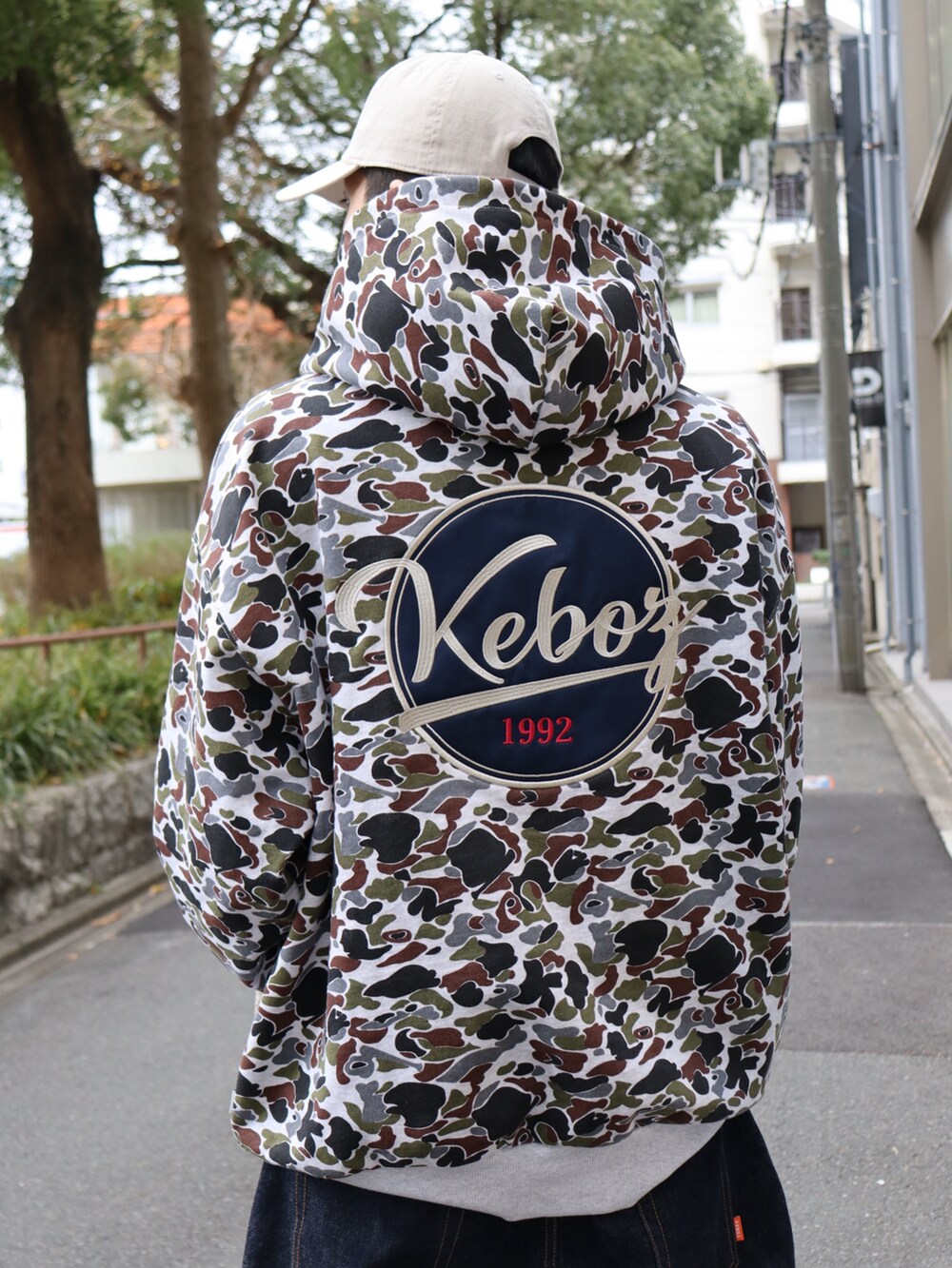 その他のパーカー、ベージュ系のブルゾン、ベージュ系のキャップを着用したメンズの冬コーディネートの4枚目の写真