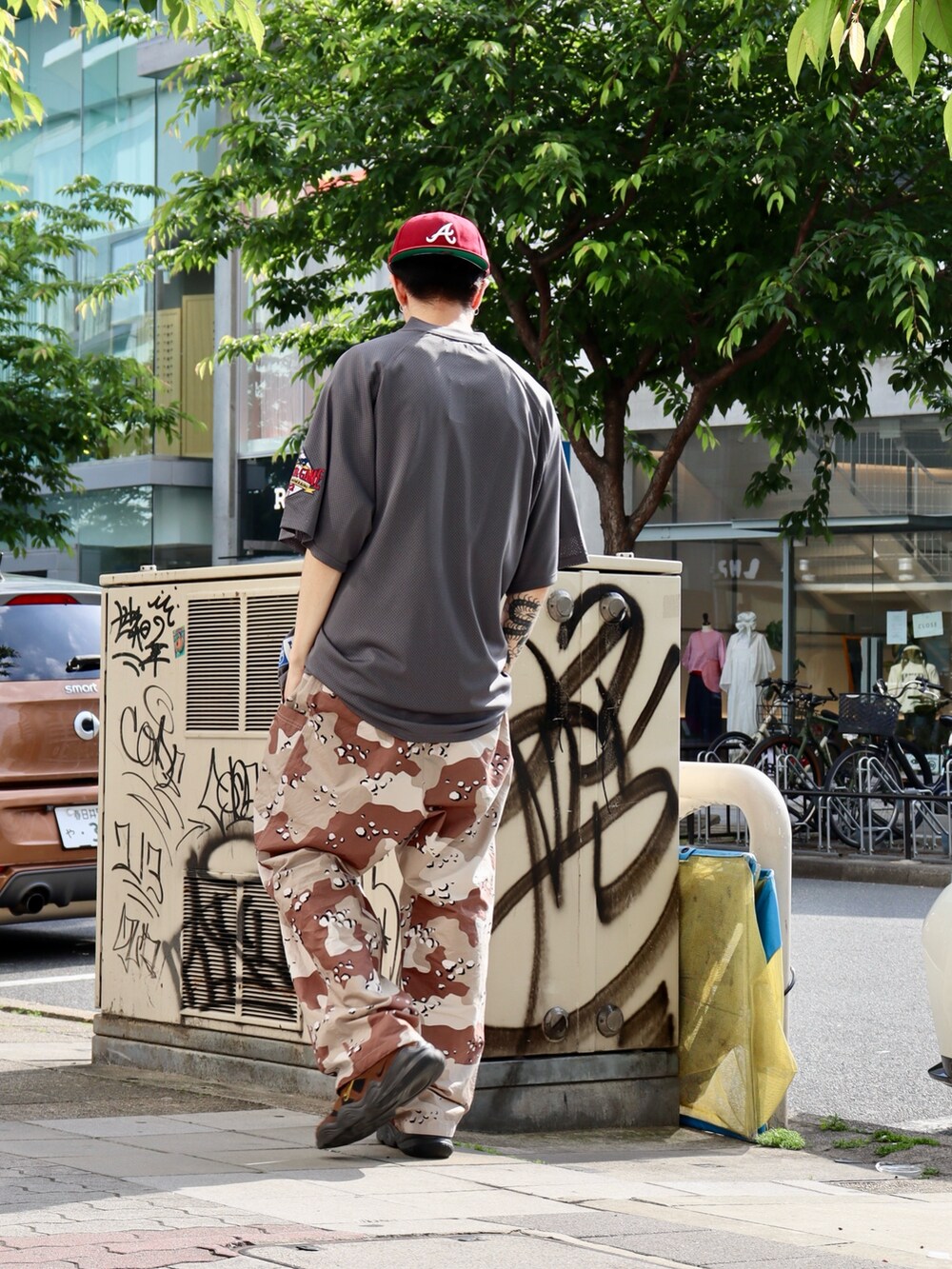 「レイヤードスタイル、ワイドパンツ、メンズコーデ、シンプルコーデ、ゆるコーデ、リラックススタイル、シンプル、春夏コーデ、夏ファッション、初夏コーデ、きれいめカジュアル」｜「KEBOZのKEBOZ EXCLUSIVE NEWERA RC 59FIFTY ATLANTA BRAVES（キャップ、レッド系）」を使った、kouketsutomoyaさん（メンズ・180cm）の春コーディネートの3枚目の写真
