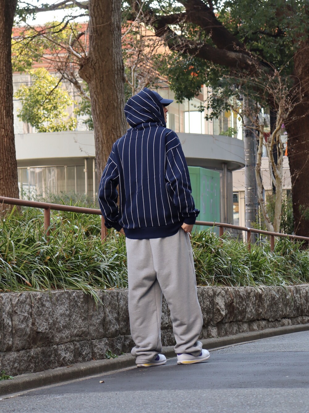 「ジップパーカー、ワイドパンツ、ゆるコーデ、カジュアルコーデ、メンズコーデ、ストリートコーデ、スウェット、シンプルスタイル、オーバーサイズ」｜「KEBOZのBDR CAP（キャップ、ブルー系）」を使った、kouketsutomoyaさん（メンズ・180cm）の冬コーディネートの2枚目の写真
