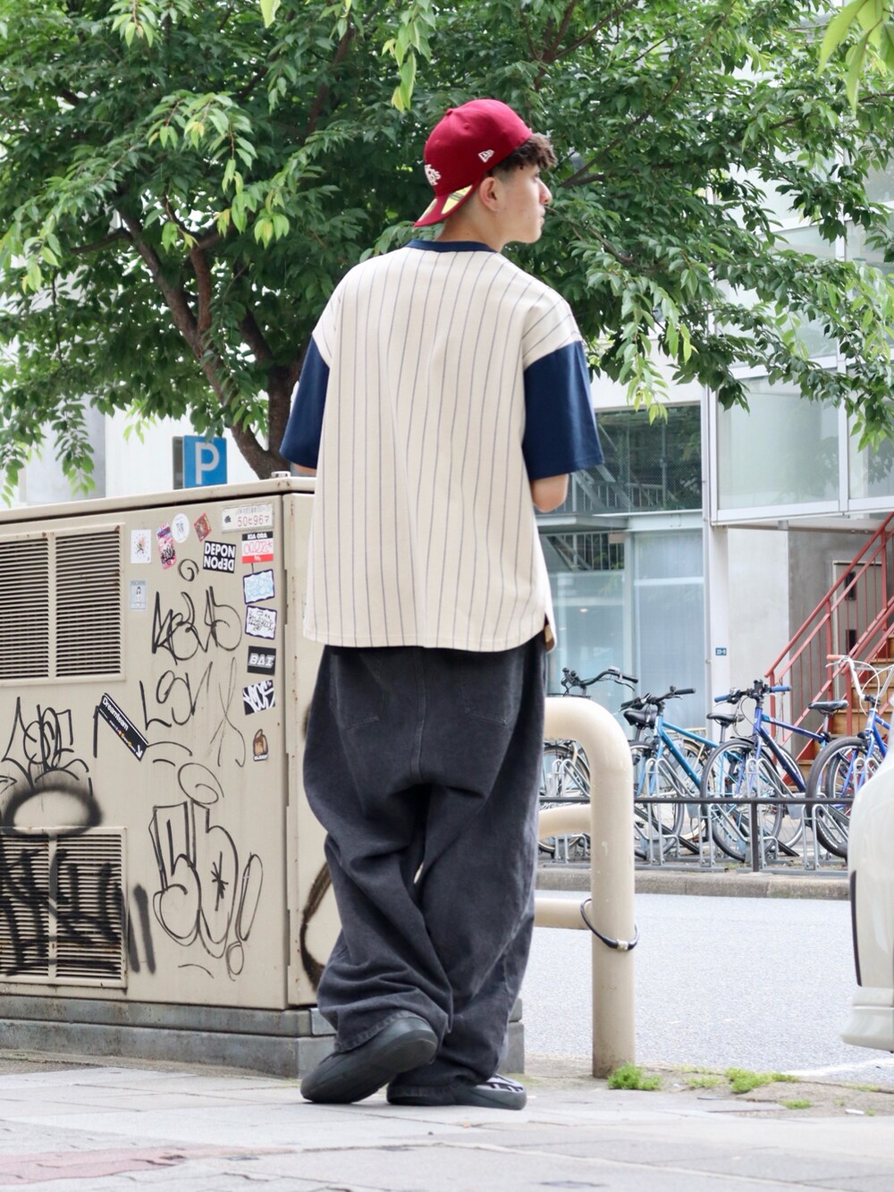 「柄シャツ、夏コーデ、休日スタイル、メンズコーデ、初夏コーデ、お出かけコーデ、ストリート、大人ファッション、ワイドデニム、ストリートコーデ、アウトドアスタイル」｜「KEBOZのBAGGY FIT DENIM PANTS（デニムパンツ、ブラック系）」を使った、kouketsutomoyaさん（メンズ・180cm）の夏コーディネートの2枚目の写真