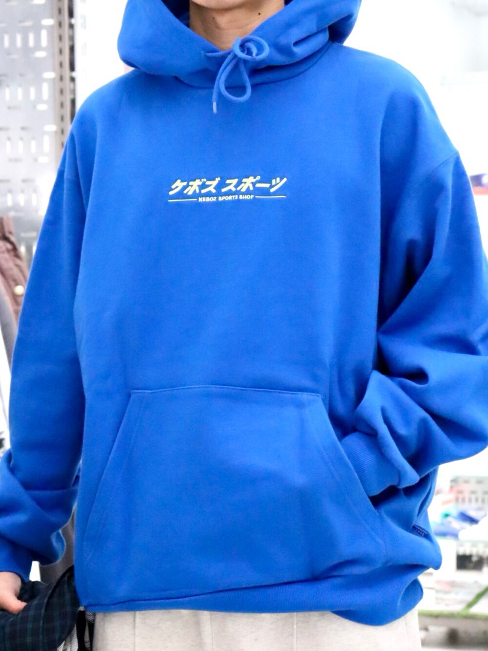 ブルー系のパーカー、ブラック系のシャツ/ブラウス、グレー系のスウェットパンツを着用したメンズの冬コーディネートの4枚目の写真