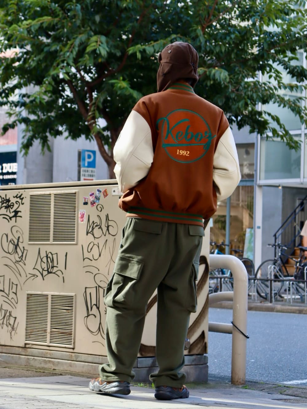 ブラウン系のスタジャン、グリーン系のスウェットパンツ、ブラウン系のハットを着用したメンズの秋コーディネートの3枚目の写真