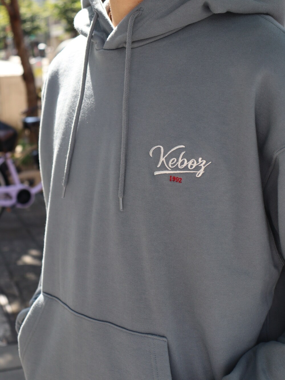 グレー系のパーカー、ホワイト系のTシャツ/カットソーを着用したメンズの秋コーディネートの4枚目の写真