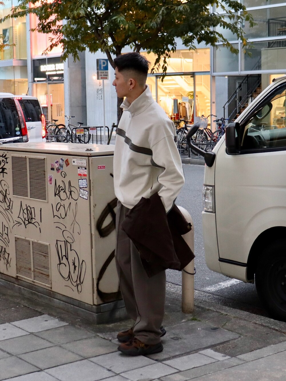 ベージュ系のスウェット、ブラウン系のスウェットパンツを着用したメンズの冬コーディネートの3枚目の写真