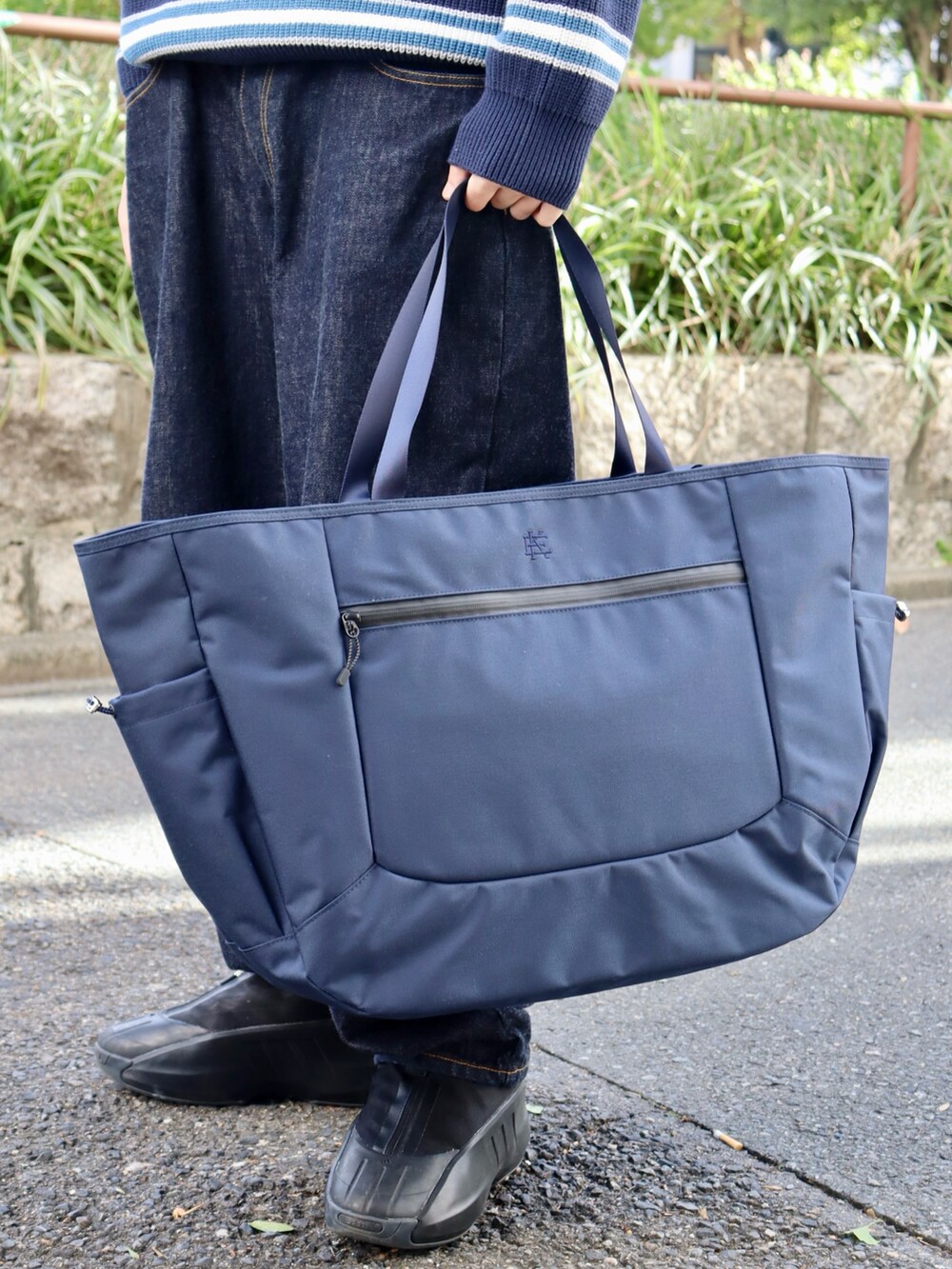 ブルー系のニット/セーター、ブルー系のキャップを着用したメンズの冬コーディネートの5枚目の写真