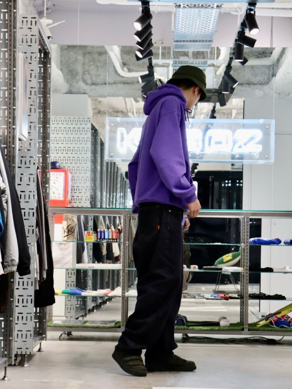 パープル系のパーカーを着用したメンズの冬コーディネートの2枚目の写真