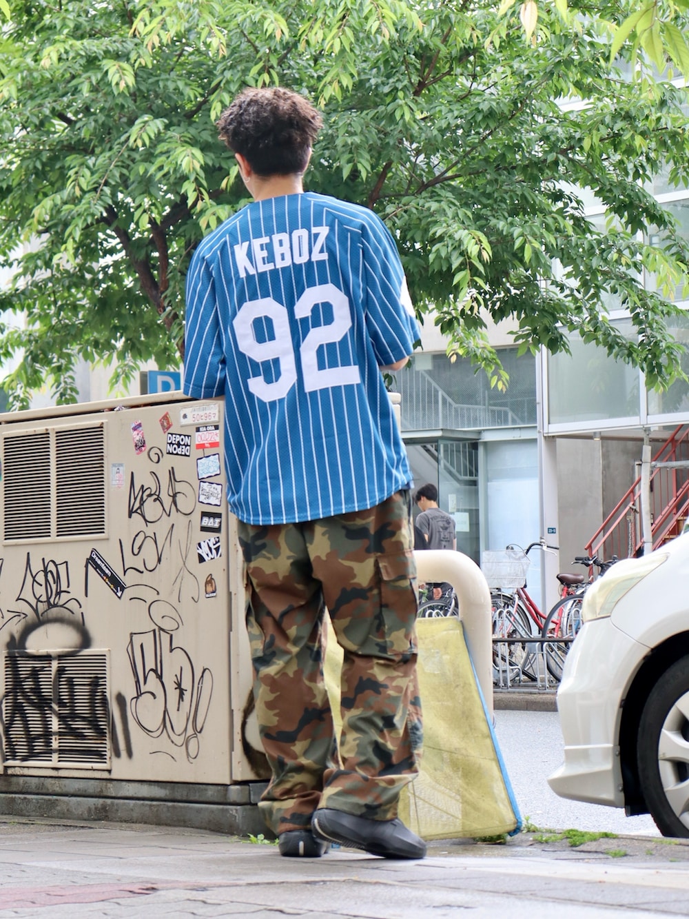 「柄シャツ、ワイドパンツ、シャツスタイル、カーゴパンツ、スニーカー、休日スタイル、メンズファッション、夏コーデ、今日のコーデ、ストライプシャツ、大学生、ミリタリー、高身長コーデ」｜「KEBOZのMESH STRIPE BASEBALL JERSEY（シャツ/ブラウス、ブルー系）」を使った、kouketsutomoyaさん（メンズ・180cm）の夏コーディネートの2枚目の写真