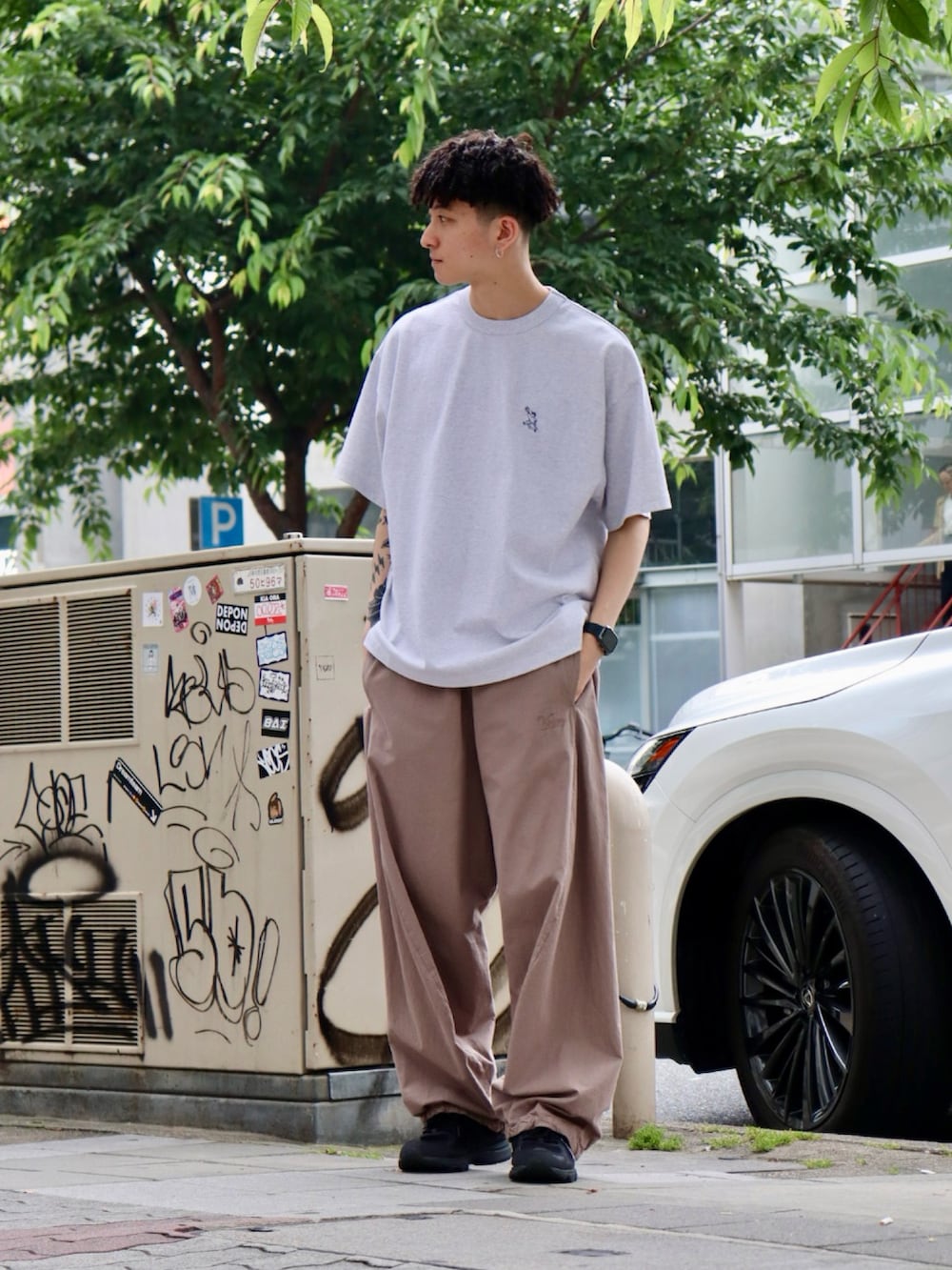 「柄シャツ、お出かけコーデ、春夏コーデ、ゆるコーデ、ベージュ」｜「KEBOZのCURVE PANTS（その他パンツ、グレー系）」を使った、kouketsutomoyaさん（メンズ・180cm）の夏コーディネートの2枚目の写真