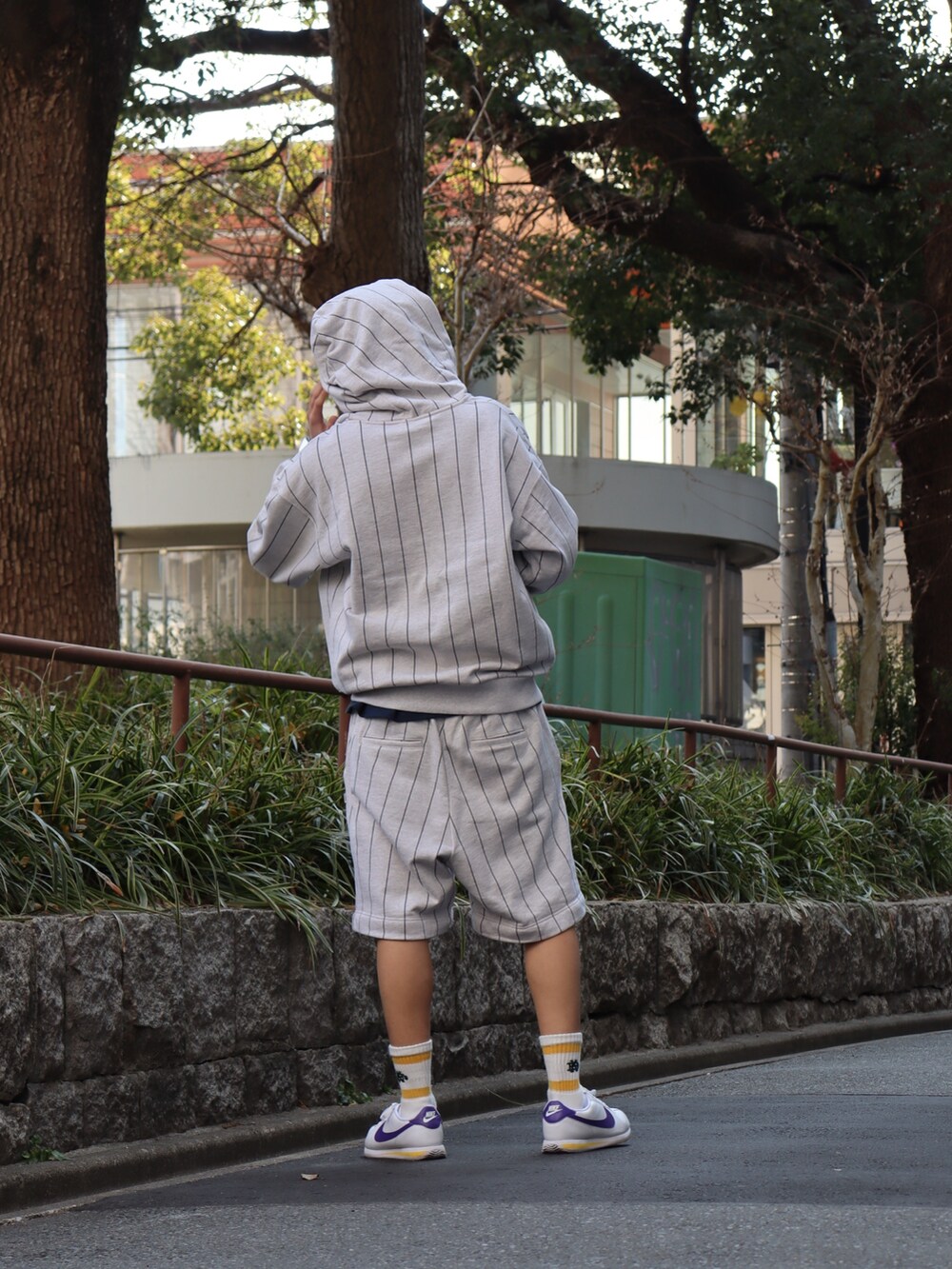 「チェックパンツ、カジュアルコーデ、スウェットパンツ、ストリートコーデ、スウェット」｜「KEBOZのEFG COTTON BEANIE（ニットキャップ/ビーニー、パープル系）」を使った、kouketsutomoyaさん（メンズ・180cm）の冬コーディネートの3枚目の写真