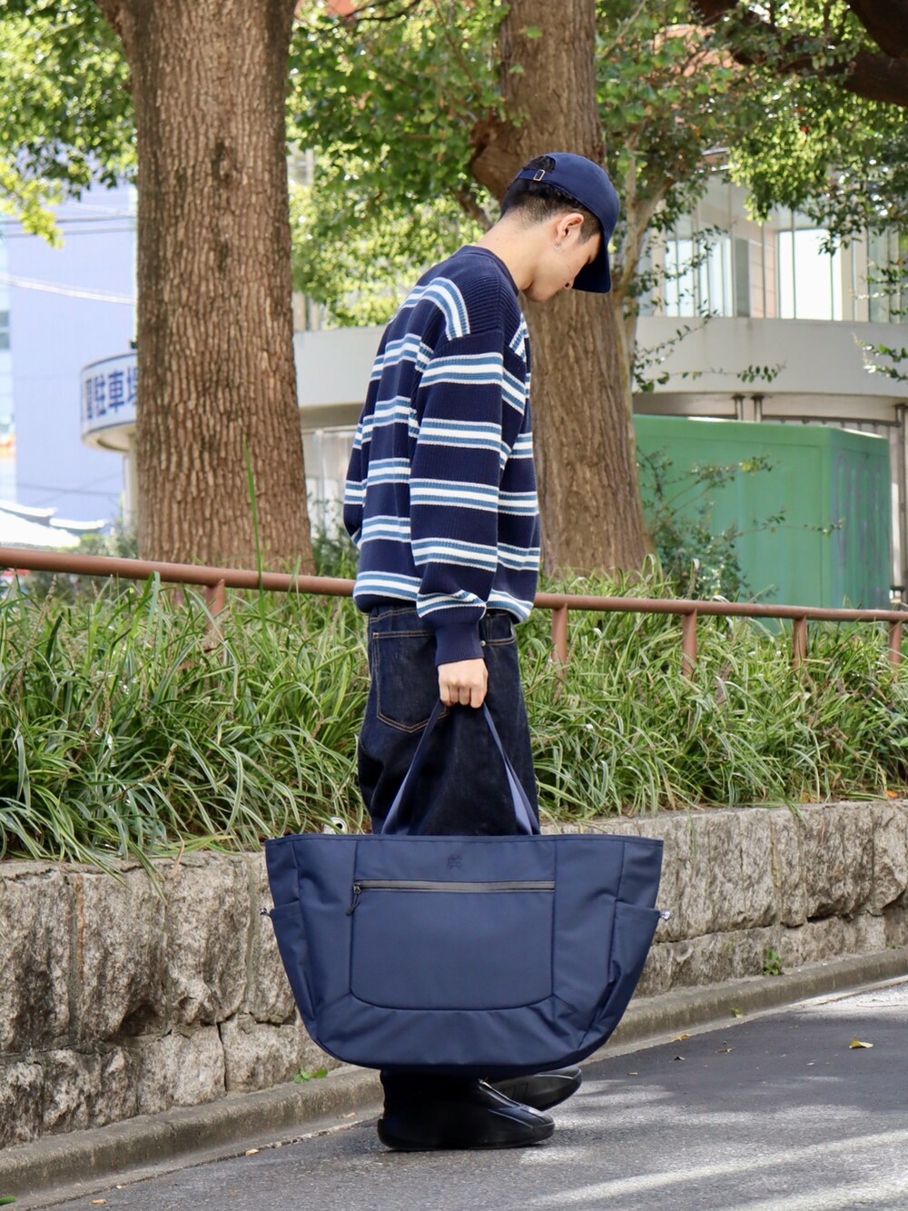 ブルー系のニット/セーター、ブルー系のキャップを着用したメンズの冬コーディネートの3枚目の写真