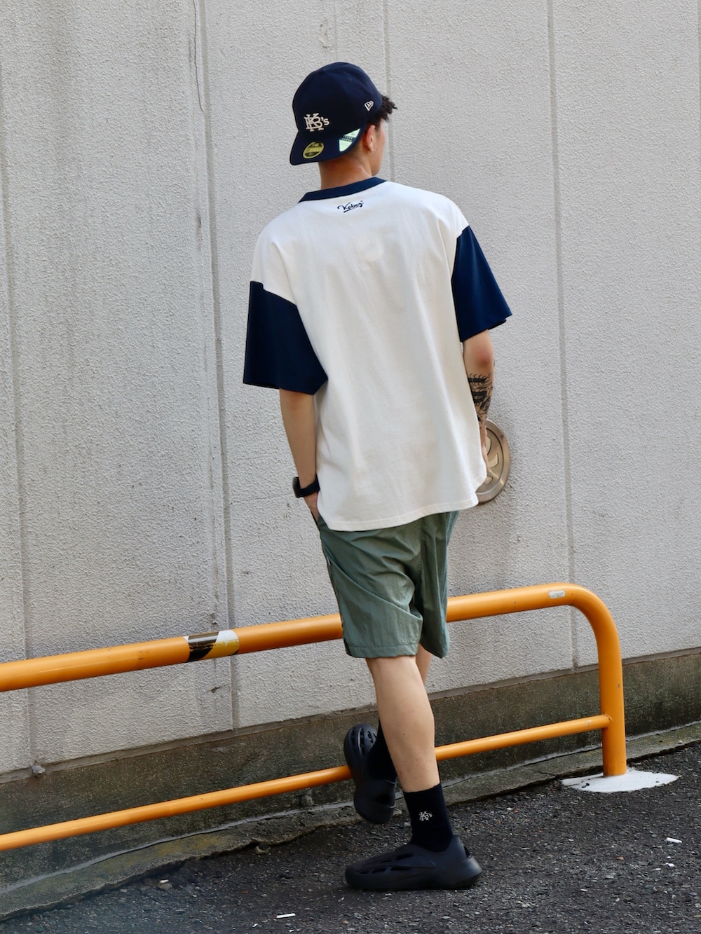 「夏コーデ、白Tシャツ、休日スタイル、メンズコーデ、初夏コーデ、お出かけコーデ、ストリート、大人ファッション、ストリートコーデ、リラックススタイル、アウトドアスタイル」｜「KEBOZのKEBOZ × MLB SEATTLE MARINERS ROUND HEM HENLEY NECK S/S TEE（Tシャツ/カットソー、ホワイト系）」を使った、kouketsutomoyaさん（メンズ・180cm）の夏コーディネートの2枚目の写真