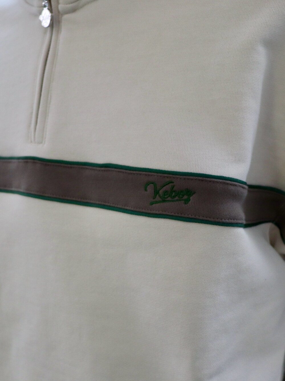 ベージュ系のスウェット、ブラウン系のスウェットパンツを着用したメンズの冬コーディネートの4枚目の写真