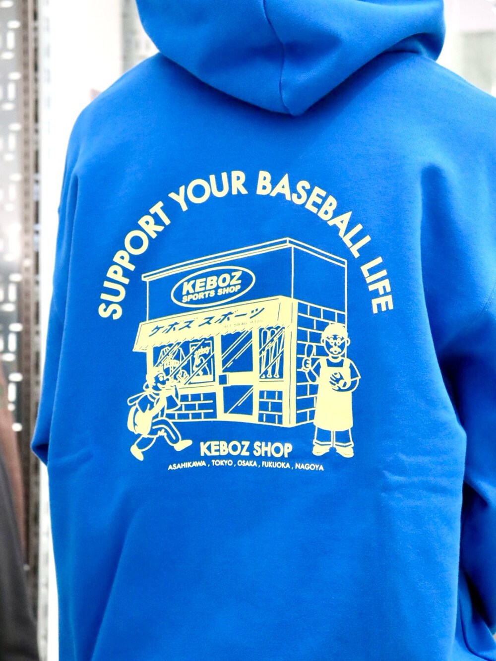 ブルー系のパーカー、ブラック系のシャツ/ブラウス、グレー系のスウェットパンツを着用したメンズの冬コーディネートの5枚目の写真