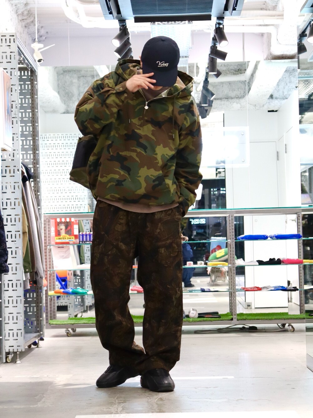 「今日のコーデ、メンズファッション、ストリートコーデ、カジュアルコーデ、大人ファッション、春、フーディー」｜「KEBOZのKRME CORDURA BACKPACK（バックパック/リュック、その他）」を使った、kouketsutomoyaさん（メンズ・180cm）の冬コーディネートの2枚目の写真
