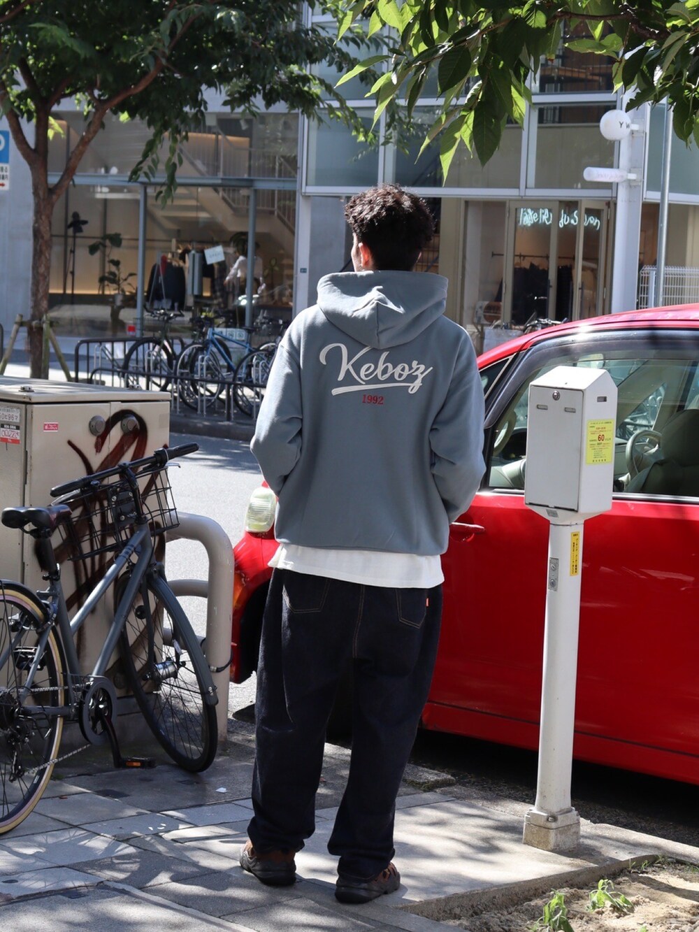 グレー系のパーカー、ホワイト系のTシャツ/カットソーを着用したメンズの秋コーディネートの3枚目の写真