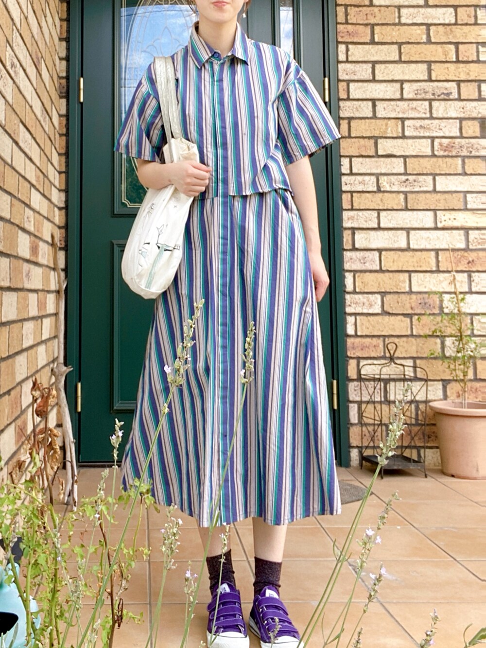 「CONVERSEのアイテム（スニーカー、パープル系）」を使った、moepさん（レディース・154cm）の夏コーディネートの2枚目の写真