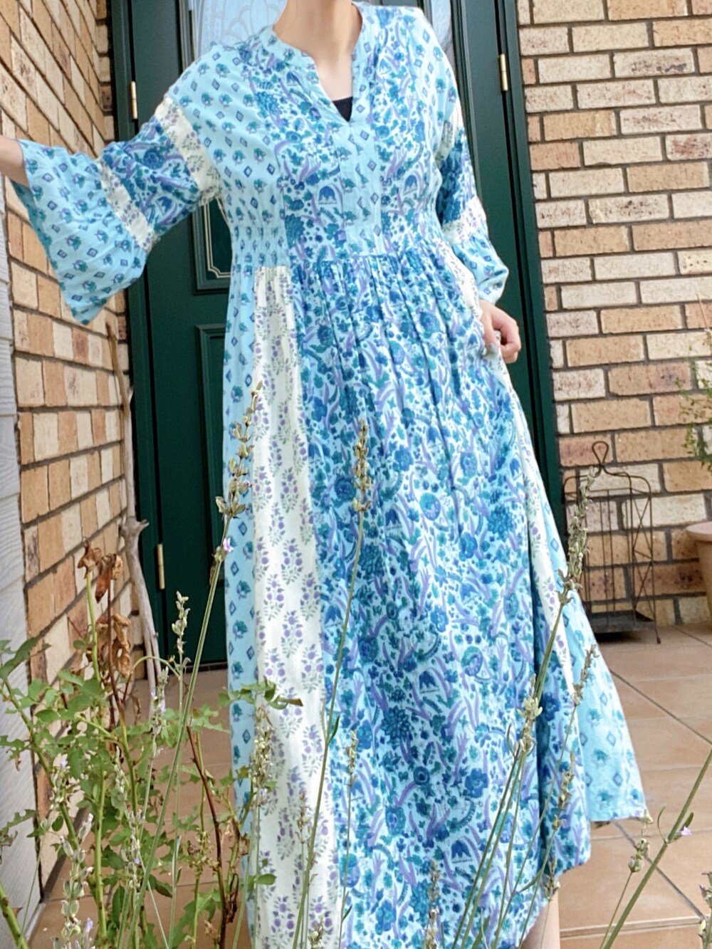 「Minnetonkaのアイテム（サンダル、ブルー系）」を使った、moepさん（レディース・154cm）の夏コーディネートの2枚目の写真
