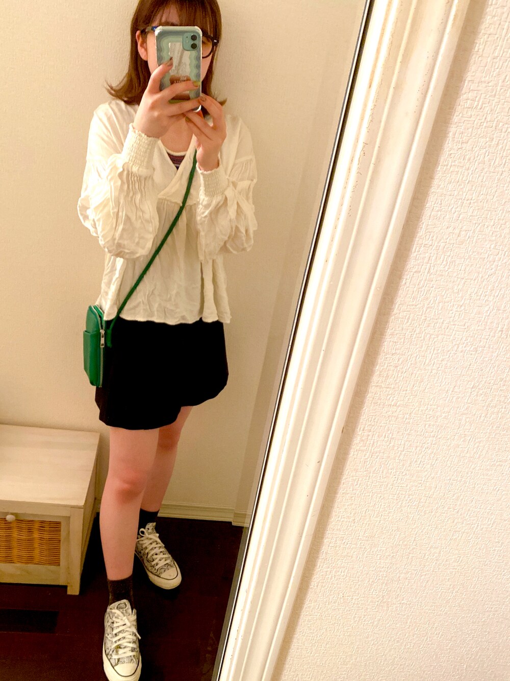「KOBE LETTUCEのスマホミニウォレットショルダーバッグ（ショルダーバッグ、グリーン系）」を使った、moepさん（レディース・154cm）の春コーディネートの2枚目の写真