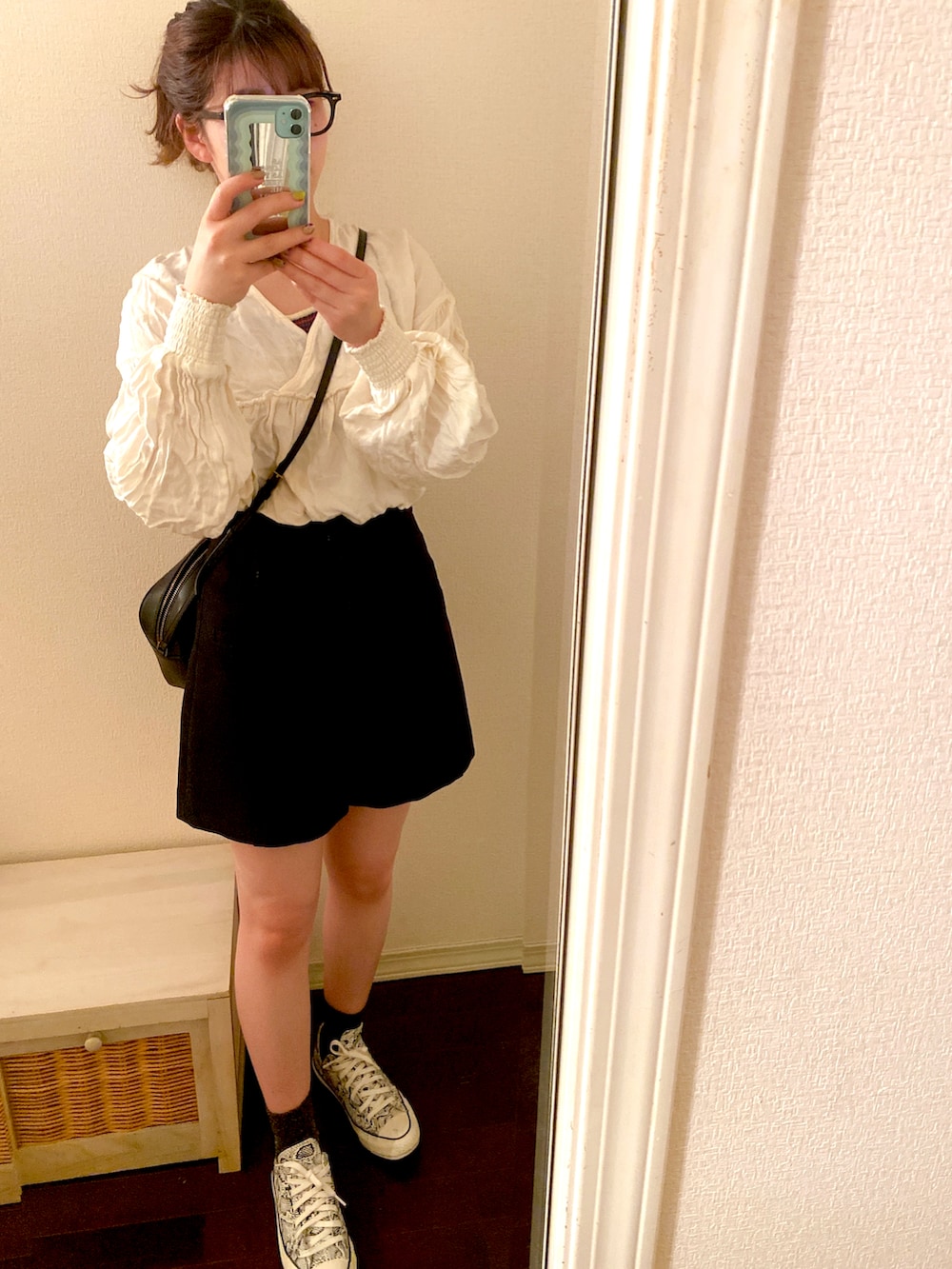 「Yves Saint Laurentのアイテム（ショルダーバッグ、ブラック系）」を使った、moepさん（レディース・154cm）の春コーディネートの2枚目の写真