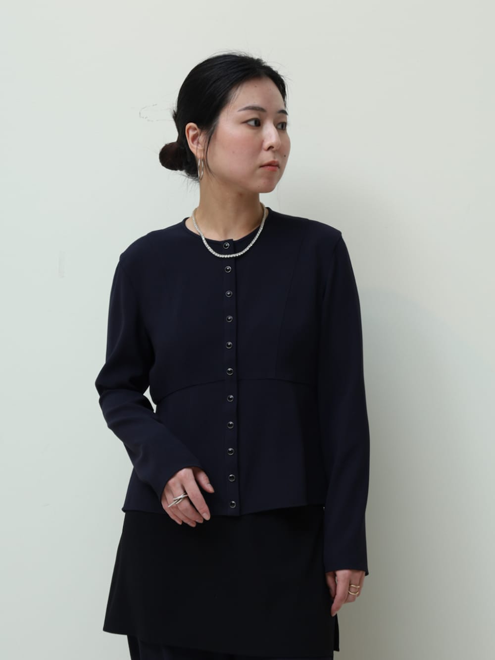 ブルー系のシャツ/ブラウス、ブルー系のその他パンツを着用したレディースの冬コーディネートの2枚目の写真