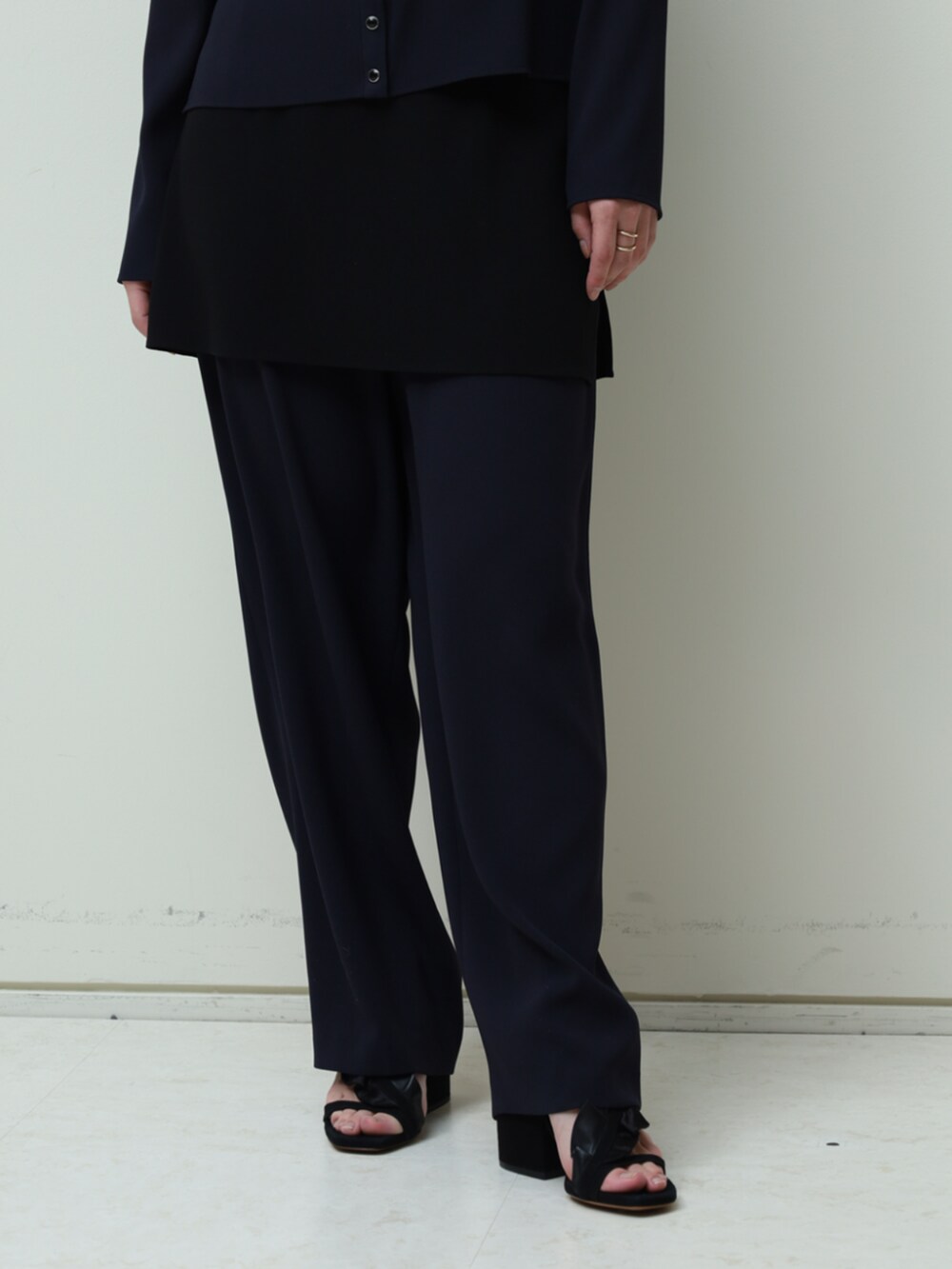 ブルー系のシャツ/ブラウス、ブルー系のその他パンツを着用したレディースの冬コーディネートの3枚目の写真