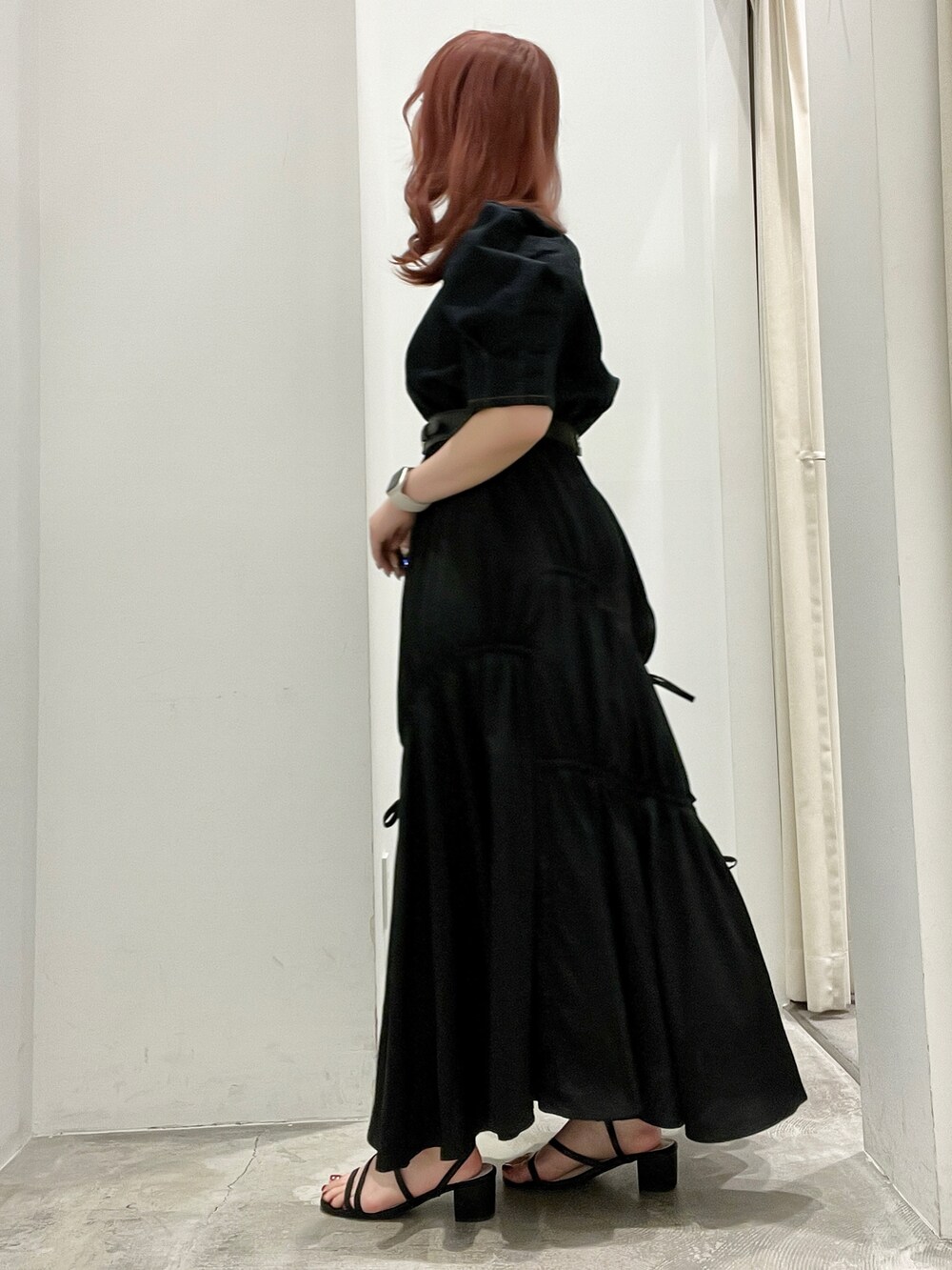 「秋コーデ、秋服、キレイめカジュアル、キレイめ、大人コーデ、低身長女子、低身長コーデ、低身長、サンダル、夏コーデ」｜「earth music&ecologyのパワショルスクエアネックプルオーバー（Tシャツ/カットソー、ブルー系）」を使った、manaさん（レディース・150cm）の夏コーディネートの3枚目の写真