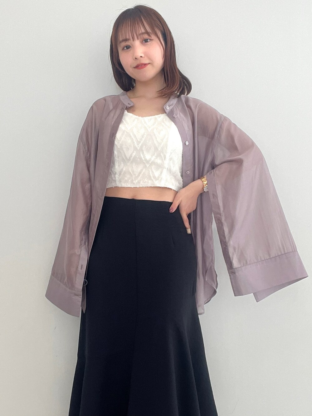 「大人カジュアル、シンプルコーデ、シャツスタイル、おしゃれさんと繋がりたい、低身長女子、プチプラコーデ、きれいめカジュアル、低身長コーデ、着回しコーデ、ブラックコーデ」|「earth music&ecologyのSET2点カットジャカードカーディガン+ビスチェ(カーディガン/ボレロ、ホワイト系)」を使った、manaさん(レディース・150cm)の春コーディネートの3枚目の写真