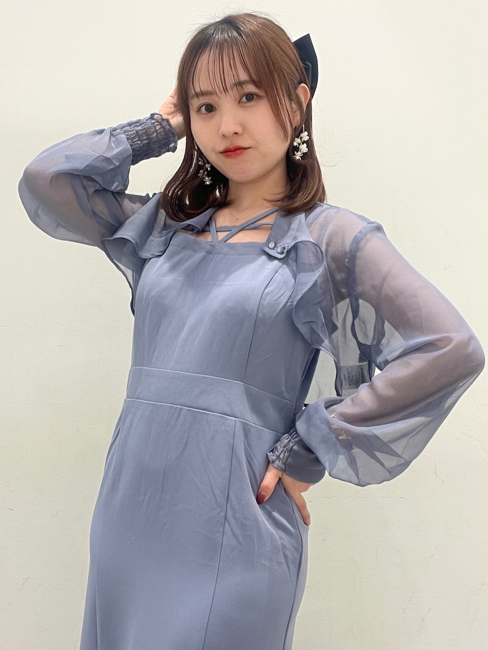 ブルー系のワンピース、ホワイト系のサンダル、ブラック系のバレッタ/ヘアクリップを着用したレディースの春コーディネートの2枚目の写真