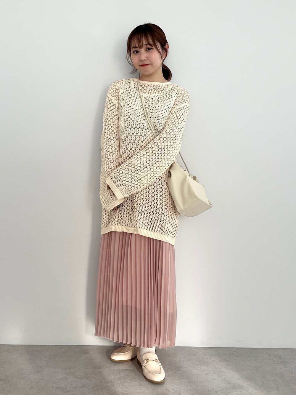 「ピンク、春コーデ、春、ニット、メッシュ、低身長、低身長コーデ、低身長女子、おしゃれさんと繋がりたい、オトナカジュアル」｜「earth music&ecologyのメッシュ編みニットプルオーバー（ニット/セーター、ホワイト系）」を使った、manaさん（レディース・150cm）の春コーディネートの2枚目の写真