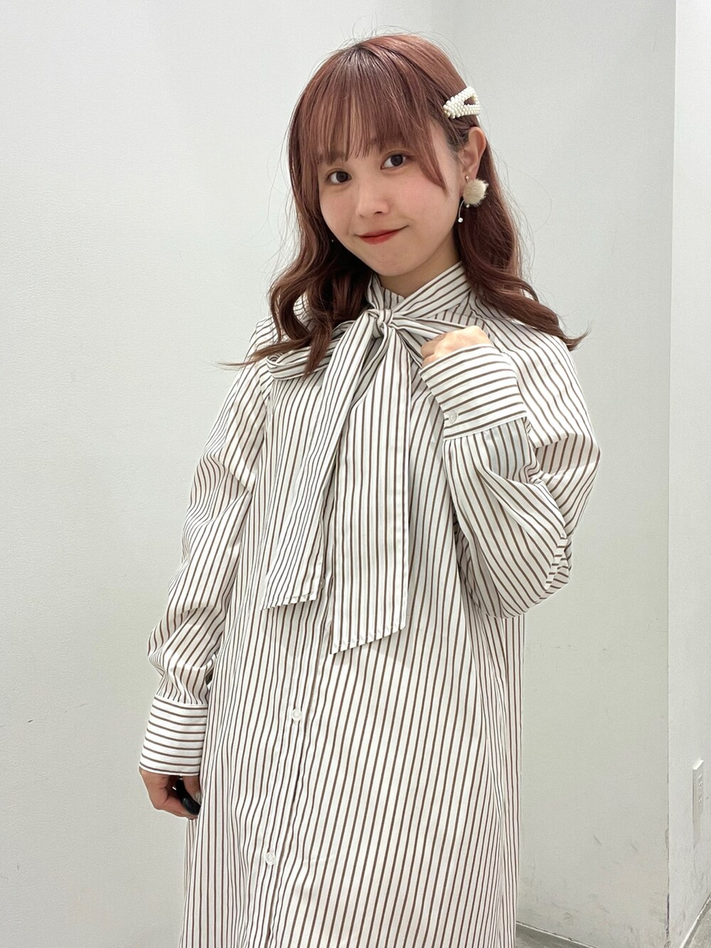 ベージュ系のカーディガン/ボレロ、ブラウン系のシャツワンピースを着用したレディースの秋コーディネートの3枚目の写真
