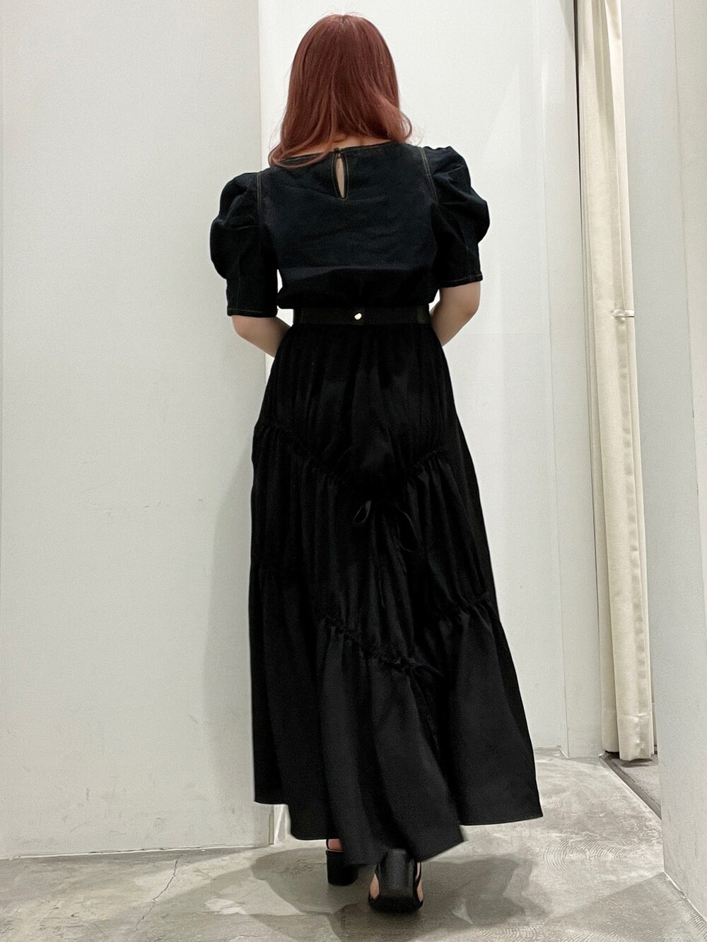 「秋コーデ、秋服、キレイめカジュアル、キレイめ、大人コーデ、低身長女子、低身長コーデ、低身長、サンダル、夏コーデ」｜「earth music&ecologyのパワショルスクエアネックプルオーバー（Tシャツ/カットソー、ブルー系）」を使った、manaさん（レディース・150cm）の夏コーディネートの4枚目の写真