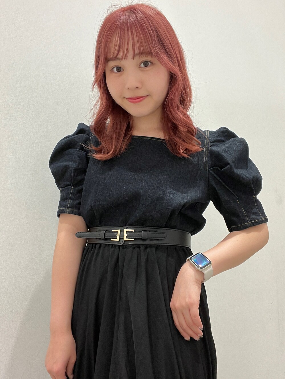 「秋コーデ、秋服、キレイめカジュアル、キレイめ、大人コーデ、低身長女子、低身長コーデ、低身長、サンダル、夏コーデ」｜「earth music&ecologyのパワショルスクエアネックプルオーバー（Tシャツ/カットソー、ブルー系）」を使った、manaさん（レディース・150cm）の夏コーディネートの2枚目の写真