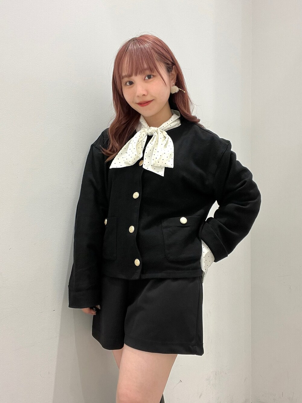 「パンツスタイル、オトナ女子、着回しコーデ、低身長コーデ、秋コーデ、ショートパンツ、キレイめ、カーディガン、低身長、モノトーン、ハーフパンツ」|「earth music&ecologyの2WAYボウタイブラウス(シャツ/ブラウス、その他)」を使った、manaさん(レディース・150cm)の秋コーディネートの3枚目の写真