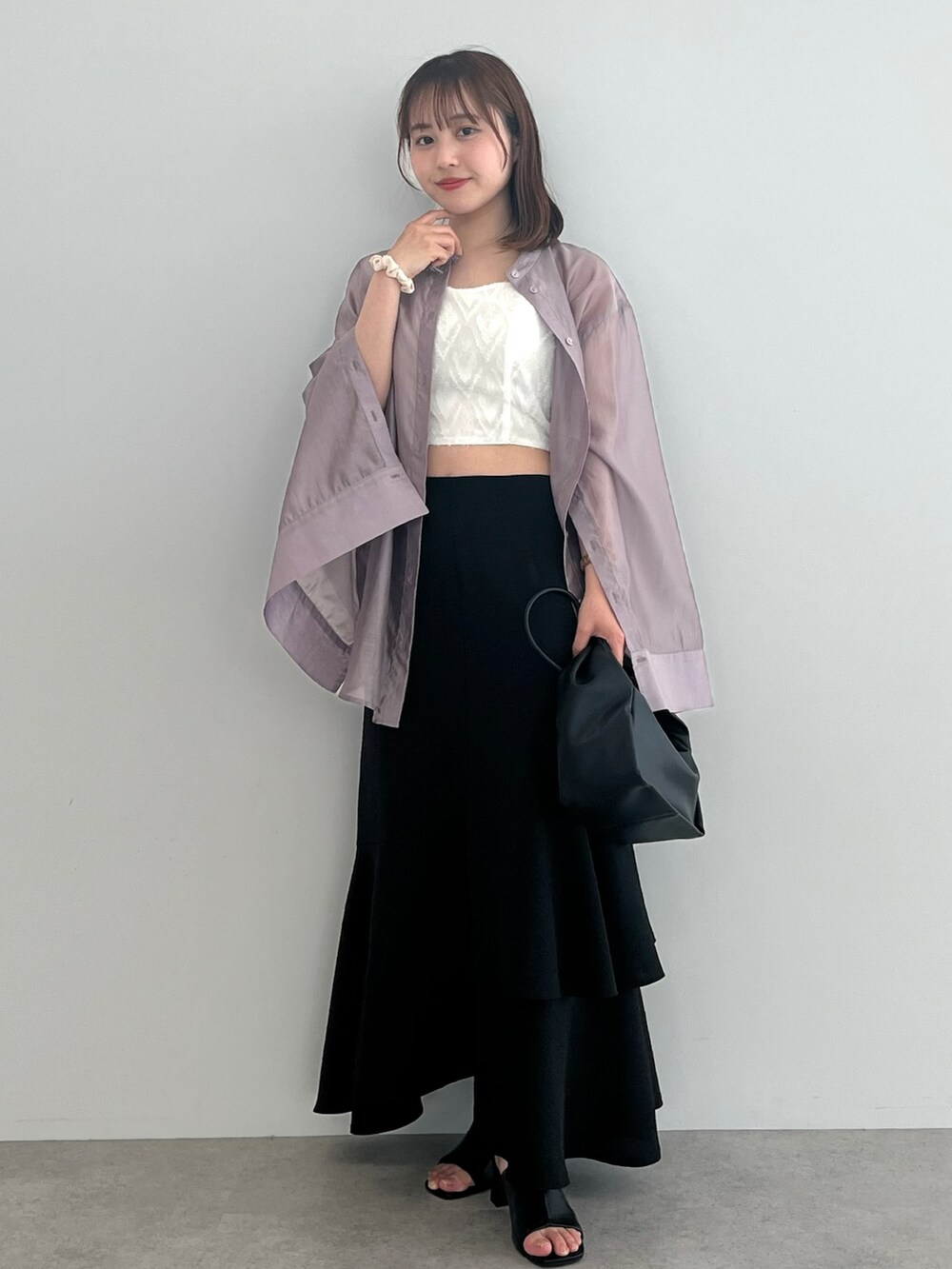 「大人カジュアル、シンプルコーデ、シャツスタイル、おしゃれさんと繋がりたい、低身長女子、プチプラコーデ、きれいめカジュアル、低身長コーデ、着回しコーデ、ブラックコーデ」|「earth music&ecologyのSET2点カットジャカードカーディガン+ビスチェ(カーディガン/ボレロ、ホワイト系)」を使った、manaさん(レディース・150cm)の春コーディネートの2枚目の写真
