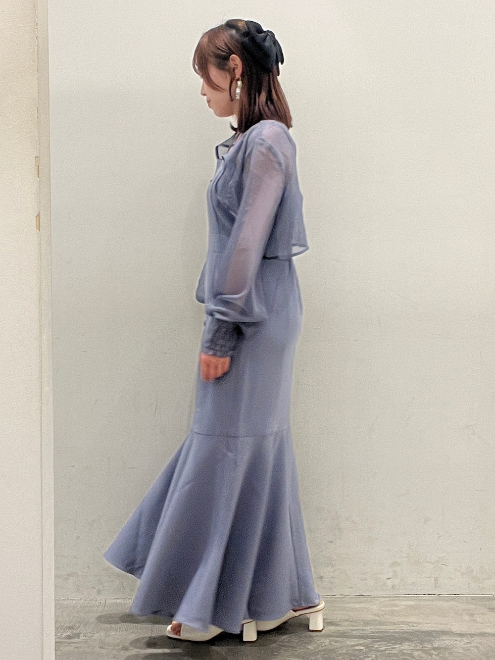 ブルー系のワンピース、ホワイト系のサンダル、ブラック系のバレッタ/ヘアクリップを着用したレディースの春コーディネートの5枚目の写真