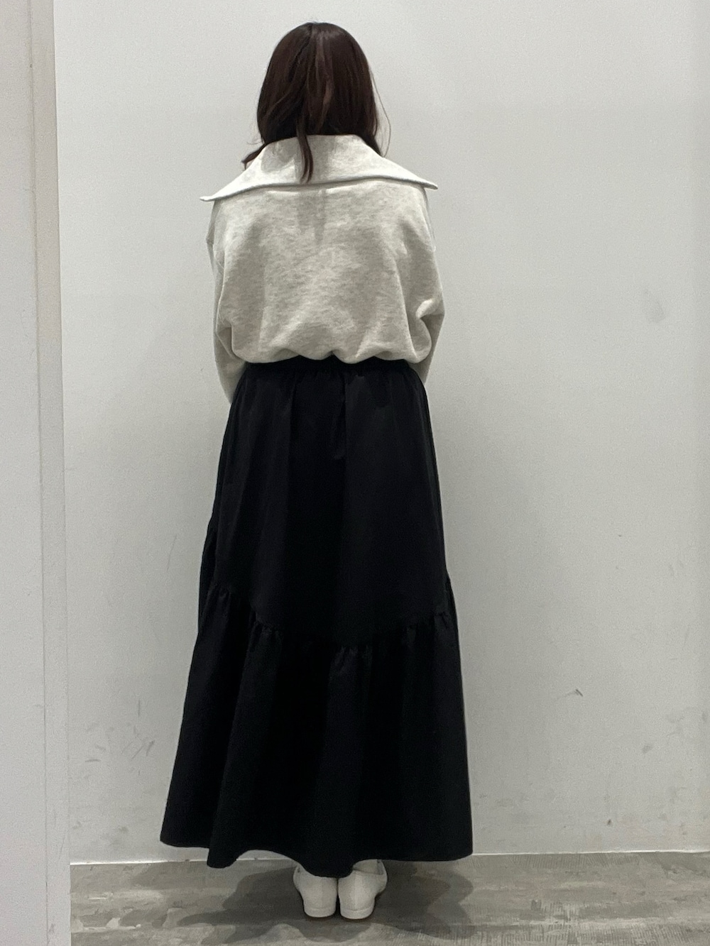 ベージュ系のTシャツ/カットソー、ホワイト系のTシャツ/カットソー、ブラック系のスカートを着用したレディースの春コーディネートの3枚目の写真