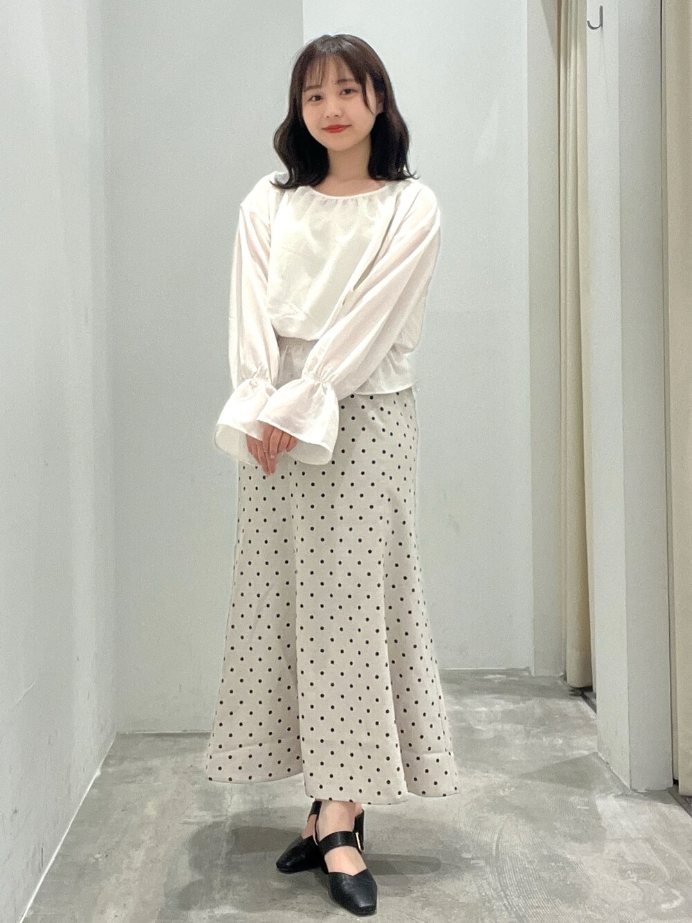「春夏コーデ、休日スタイル、春コーデ、プチプラコーデ、キレイめ、ブラウス、スカート、低身長、低身長コーデ、おしゃれさんと繋がりたい」｜「earth music&ecologyのシャーリングシアーブラウス（シャツ/ブラウス、ホワイト系）」を使った、manaさん（レディース・150cm）の春コーディネートの2枚目の写真