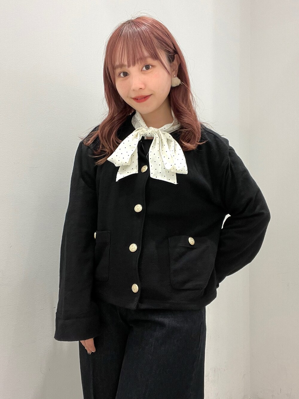 「きれいめカジュアル、大人カジュアル、秋のコーデ、大人コーデ、デニム、カジュアルコーデ、シャツスタイル、低身長、低身長コーデ、おしゃれさんと繋がりたい」｜「earth music&ecologyの2WAYボウタイブラウス（シャツ/ブラウス、その他）」を使った、manaさん（レディース・150cm）の秋コーディネートの3枚目の写真