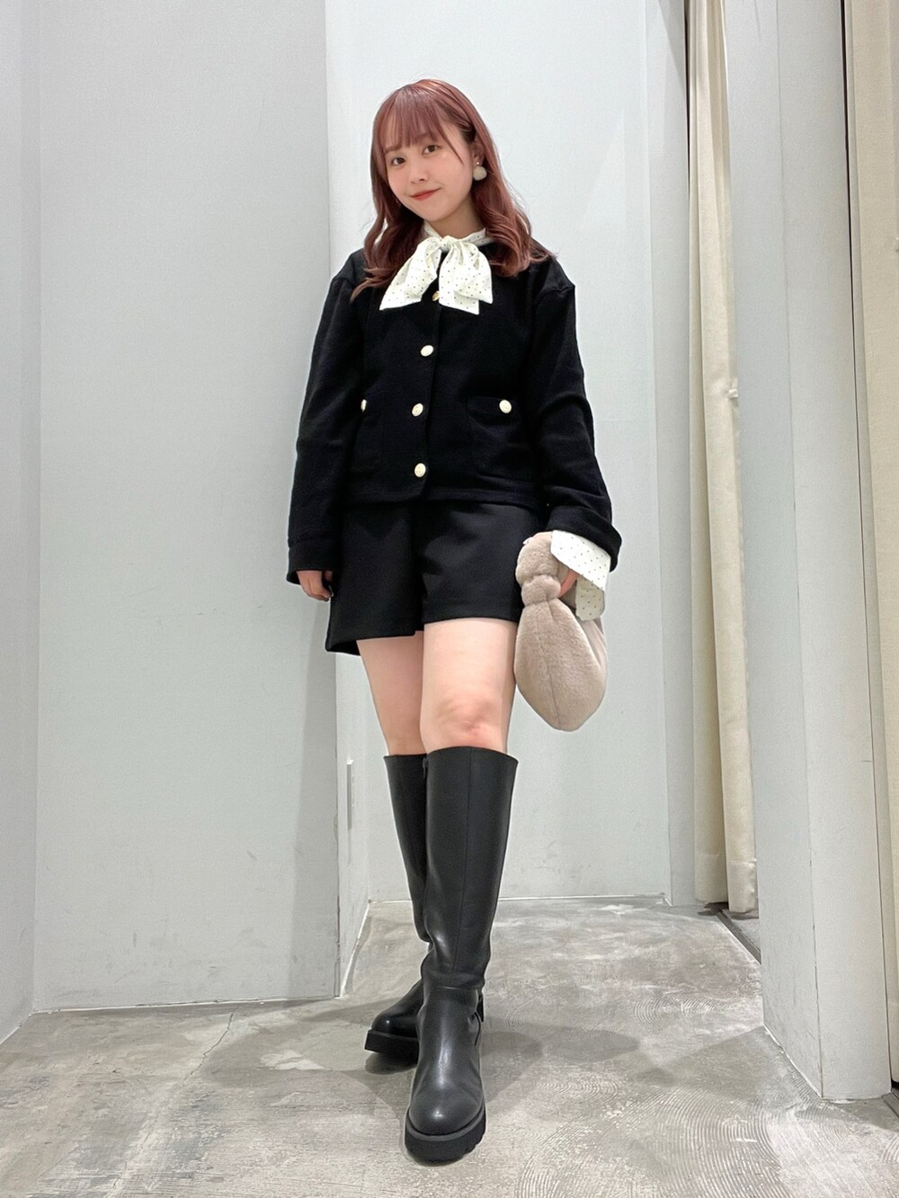「パンツスタイル、オトナ女子、着回しコーデ、低身長コーデ、秋コーデ、ショートパンツ、キレイめ、カーディガン、低身長、モノトーン、ハーフパンツ」|「earth music&ecologyの2WAYボウタイブラウス(シャツ/ブラウス、その他)」を使った、manaさん(レディース・150cm)の秋コーディネートの2枚目の写真