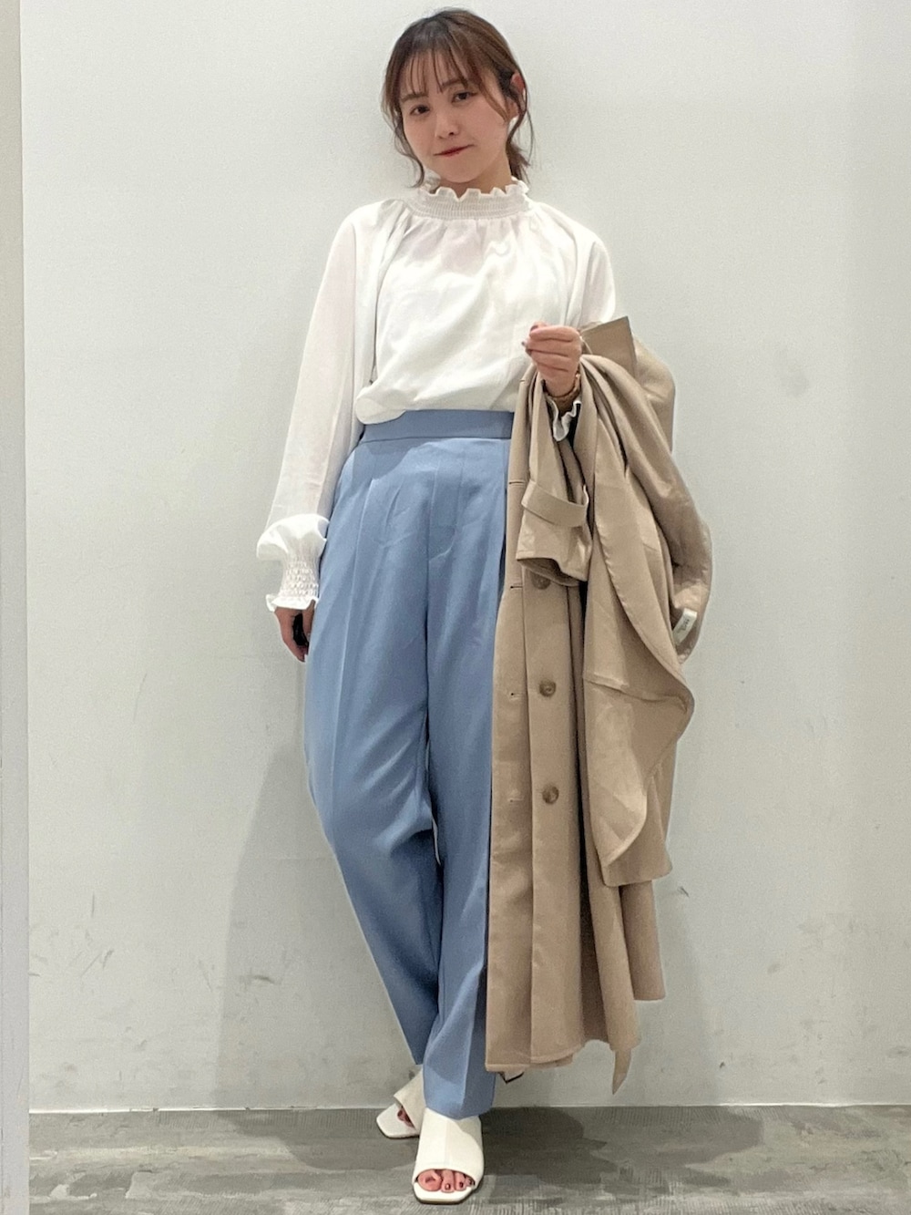 ホワイト系のシャツ/ブラウス、ベージュ系のトレンチコート、ブルー系のその他パンツを着用したレディースの春コーディネートの2枚目の写真