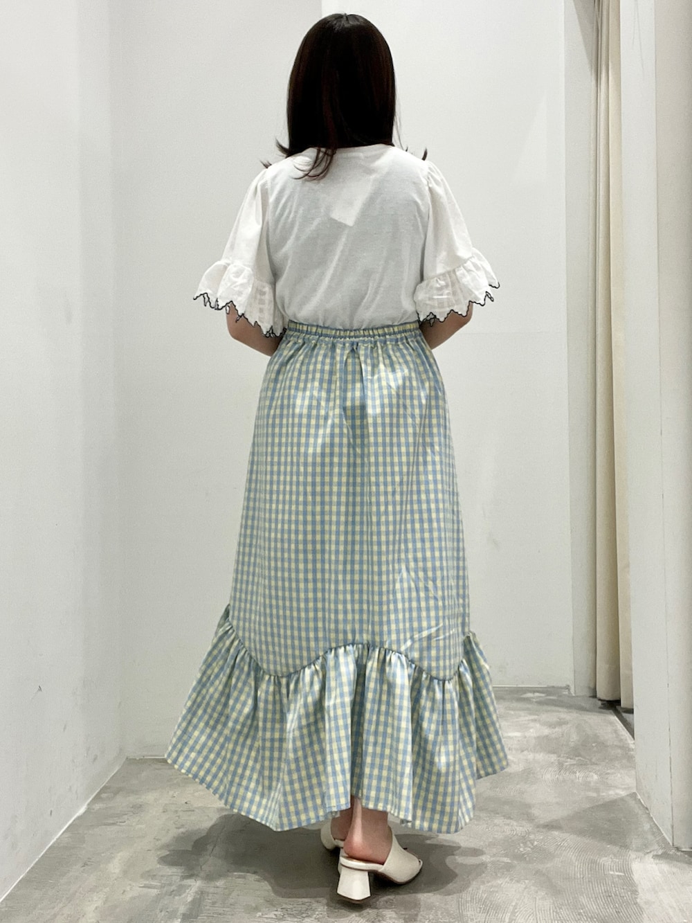 「夏コーデ、オトナカジュアル、カジュアルコーデ、着回しコーデ、Tシャツ、スカート、シンプルコーデ、低身長、低身長コーデ、チェック」｜「earth music&ecologyの配色スカラップスリーブTEE（Tシャツ/カットソー、ホワイト系）」を使った、manaさん（レディース・150cm）の夏コーディネートの3枚目の写真