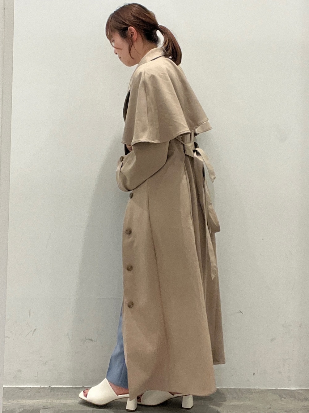 ホワイト系のシャツ/ブラウス、ベージュ系のトレンチコート、ブルー系のその他パンツを着用したレディースの春コーディネートの4枚目の写真