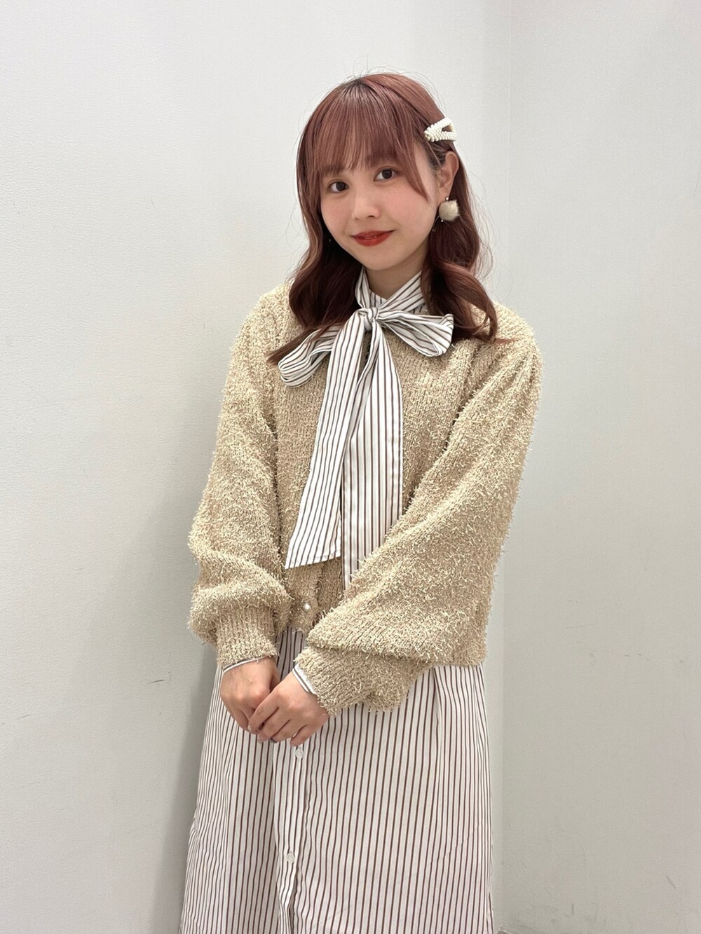 ベージュ系のカーディガン/ボレロ、ブラウン系のシャツワンピースを着用したレディースの秋コーディネートの2枚目の写真